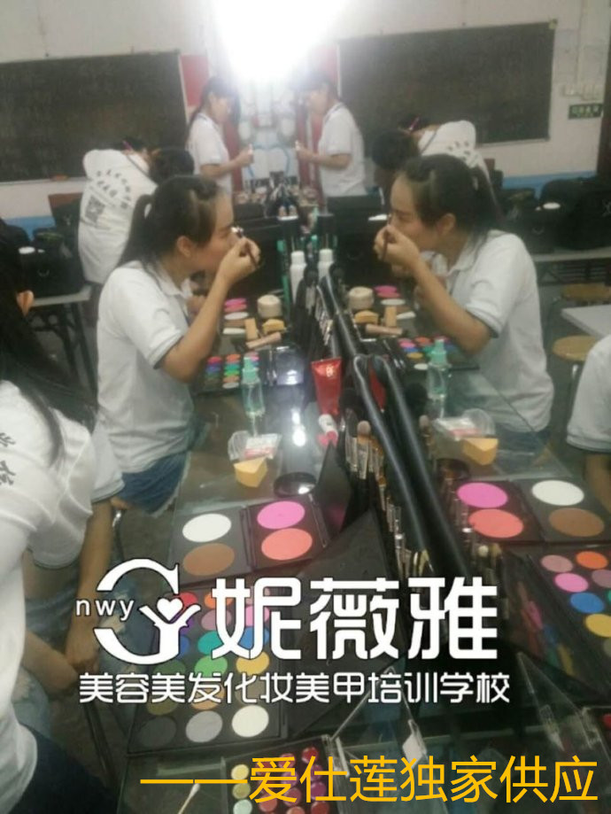 專業(yè)化妝粉底膏哪個(gè)好？愛(ài)仕蓮化妝師專用粉底膏怎么樣？好用嗎？