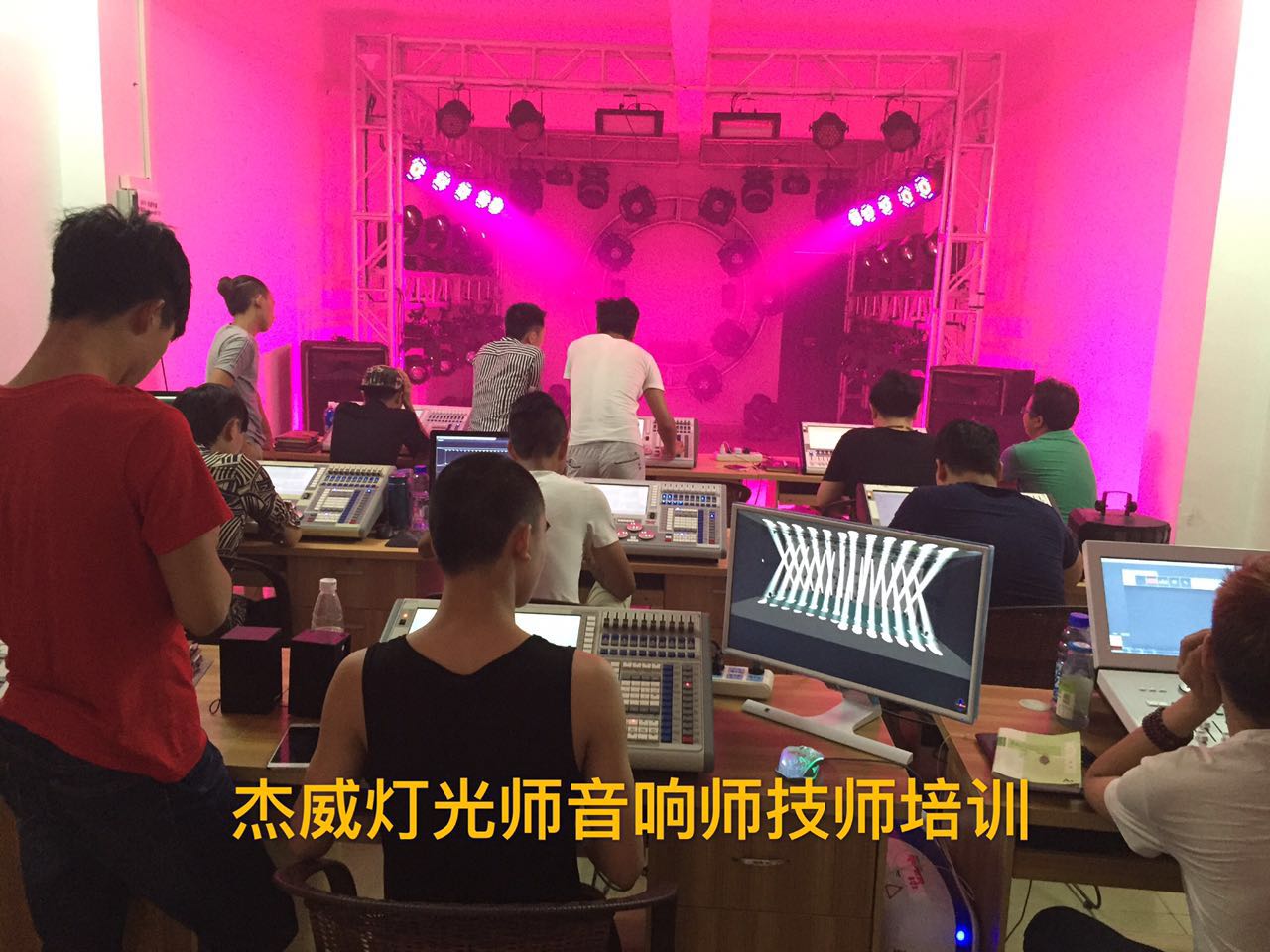 珍珠控臺培訓(xùn)金剛1024控臺培訓(xùn)舞臺燈光師培訓(xùn)原始圖片3