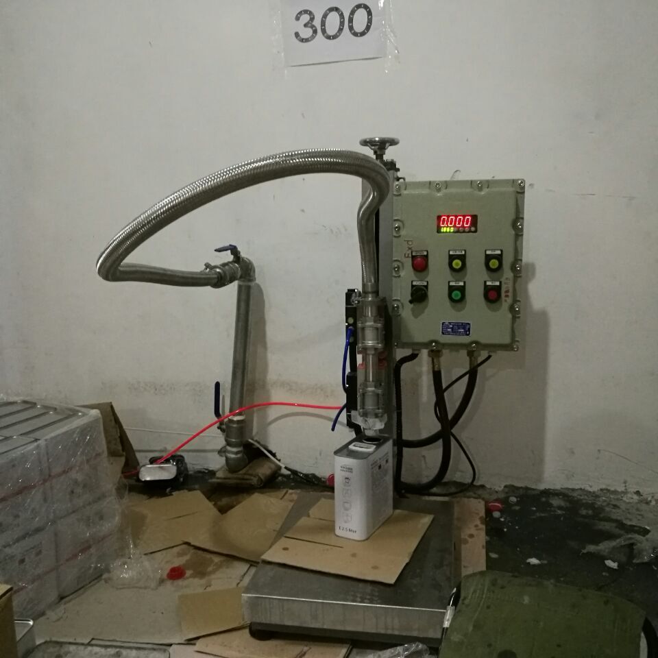 廣州哪里有xjb高的稱重式灌裝機 大容量半自動液體灌裝機 液體酒精灌裝機原始圖片2