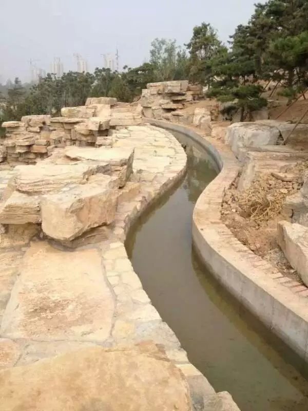 山東臨朐園林石開采基地常年供應青島龜紋石，青島千層石，青島水紋石，青島假山石。假山安裝湖岸制作