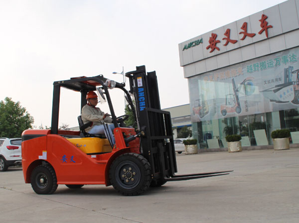 阜陽興華機械——信譽好的2噸叉車提供商|3噸電動叉車