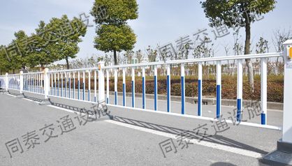  供应公路护栏、南宁公路隔离栏厂家低价出售