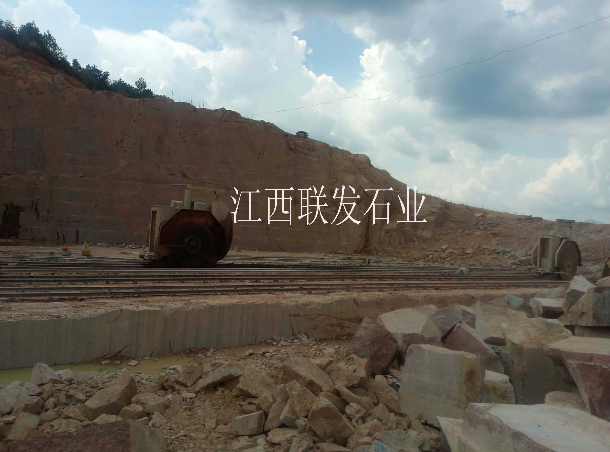 江西石材-映山紅石材荒料礦山直供
