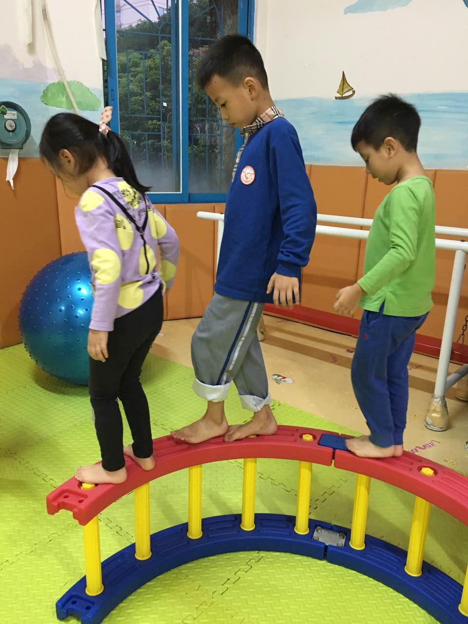 孩子害羞怎么辦——{薦}廈{yl}的觸覺統(tǒng)合課