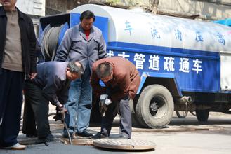 無錫市南長區(qū)工廠清理化糞池.抽污水