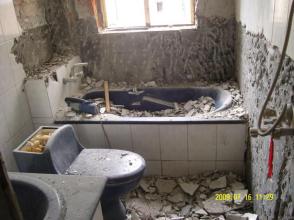 蘇州園區衛生間改造專業敲浴缸拆除做防水貼瓷磚原始圖片3