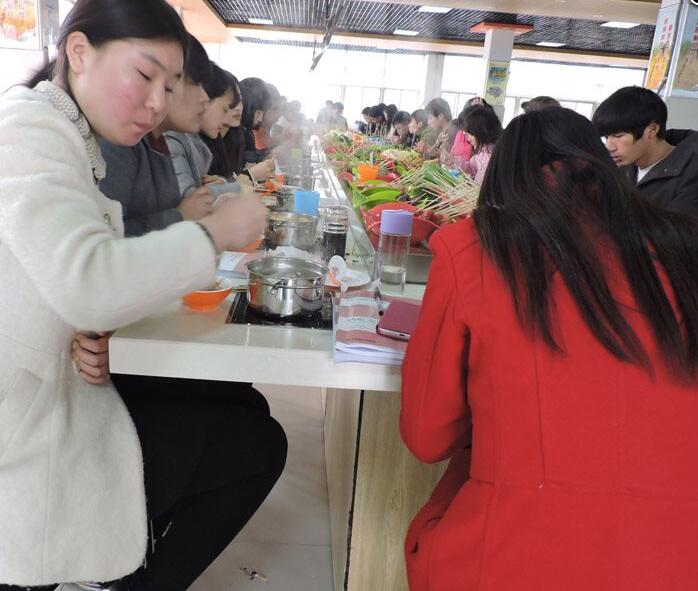 不銹鋼旋轉(zhuǎn)小火鍋傳送帶成套設(shè)備原始圖片2