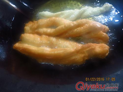 香酥無礬油條做法鄭州何記早點(diǎn)培訓(xùn)學(xué)校總店