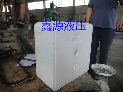 國內畜牧業發展精品液壓設備S鑫源牌舔鹽壓塊機原始圖片2