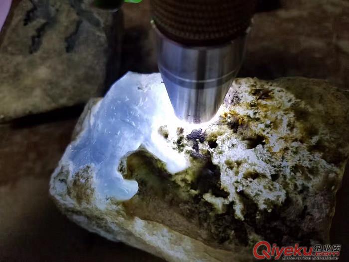 瑞麗市鑫劦飛翡翠原石OX165莫西沙場口玻璃種賭石
