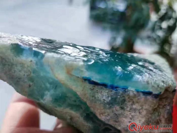 瑞麗市鑫劦飛翡翠原石OX187莫西沙場口全脫沙玻璃種飄小花賭石