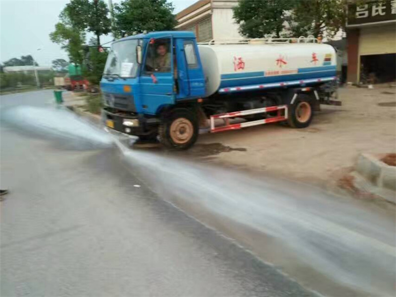 艾特汽配是專業(yè)的油罐車提供商：專業(yè)的二手油罐車